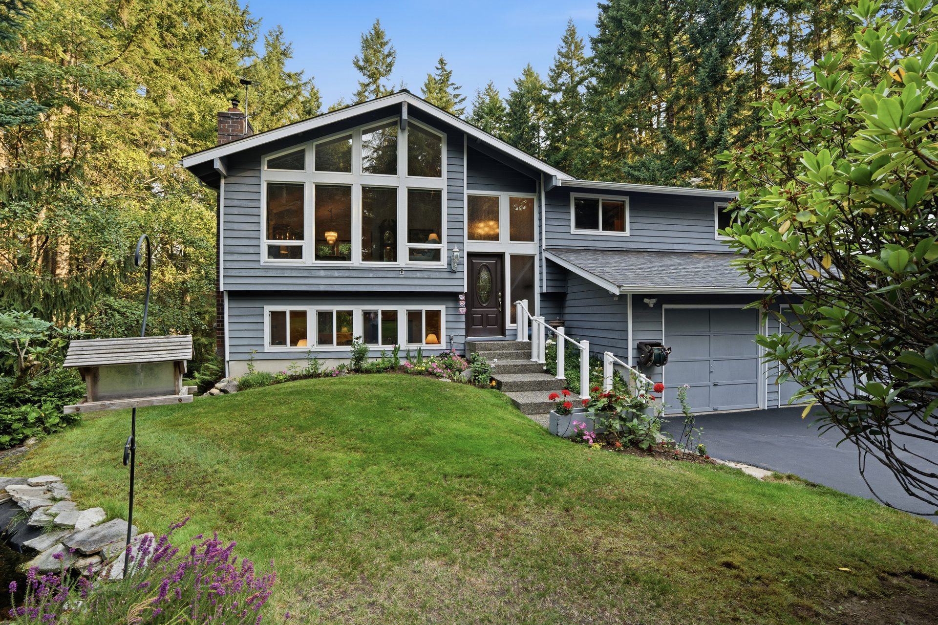 3073 SE Misty Ct — full front view of the home